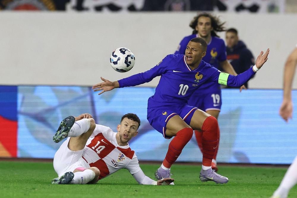 同一天绝代双骄各进一球！以下是媒体对C罗和梅西的...